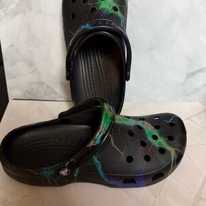 CROCS Black with Multicolor Lightning Pattern Water Shoes Sz 10 men/12 woman